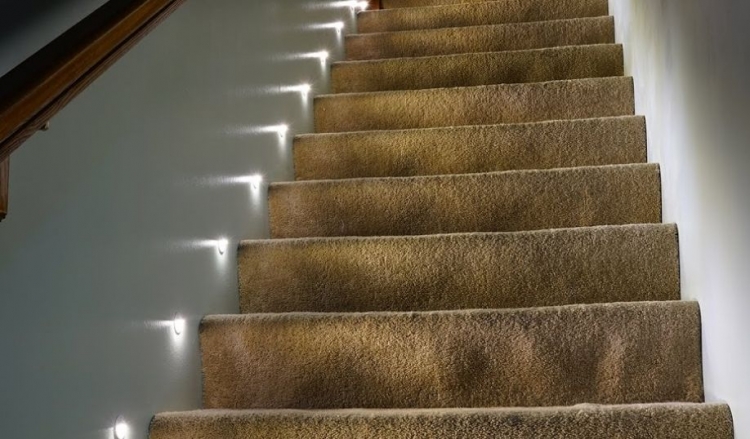 Подсветка лестницы с помощью точечных светильников ступеней